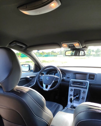 Volvo V60 cena 65000 przebieg: 99750, rok produkcji 2018 z Toruń małe 211
